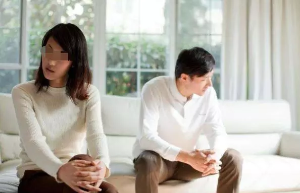 妻子生日,丈夫親一下她額頭,兒子看到說句話,妻子當下提出離婚