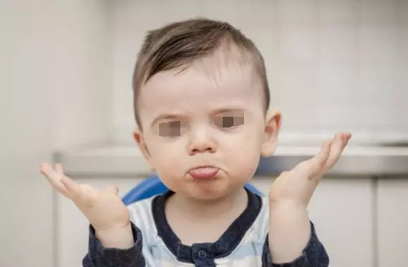 妻子生日,丈夫親一下她額頭,兒子看到說句話,妻子當下提出離婚