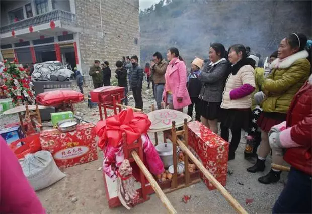 婆婆太摳門,婚禮結束後問我陪嫁多少,聽完我的話她給老公一巴掌