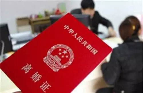 在KTV遇到前妻,俺假裝不認識,結帳時前妻揮揮手,俺兩眼含淚