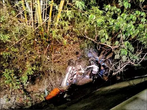 轎車過彎撞山壁墜橋 妻死夫昏迷