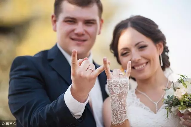 女兒結婚不讓我參加婚禮,我帶5萬禮金,看到新郎,我如墜冰窟