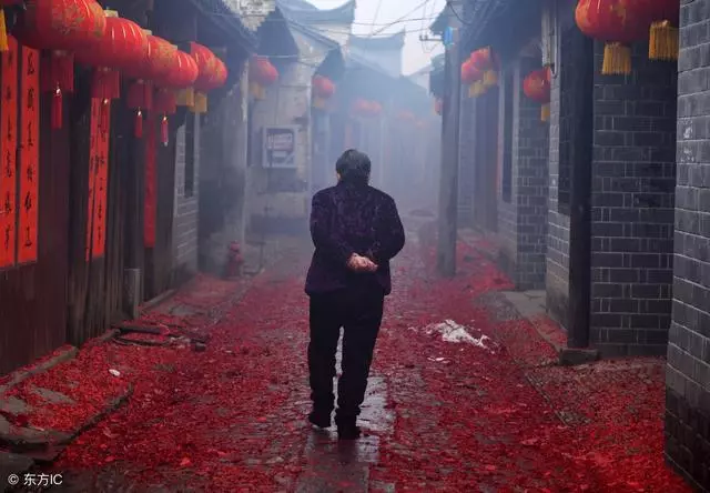 女兒懷孕她去照顧,半年後女兒一家去旅遊,她哭著回村:太累了呀