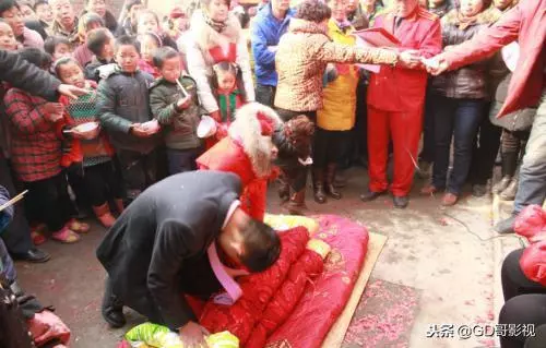 婚禮上婆婆給一萬改口費,我接過後叫聲阿姨,全場蒙了