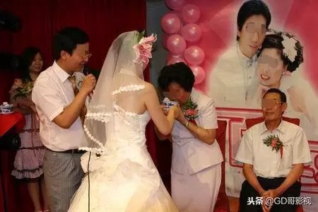 婚禮上婆婆給一萬改口費,我接過後叫聲阿姨,全場蒙了