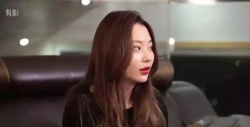夜晚打著手電筒去哥哥房間的清純妹妹