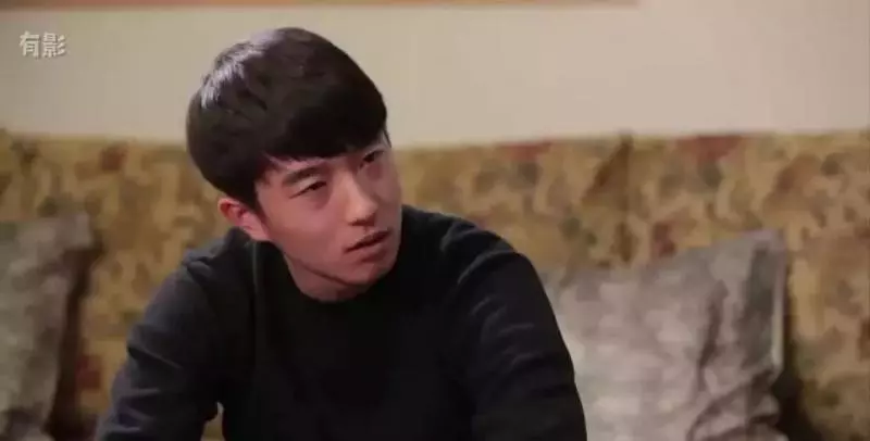夜晚打著手電筒去哥哥房間的清純妹妹