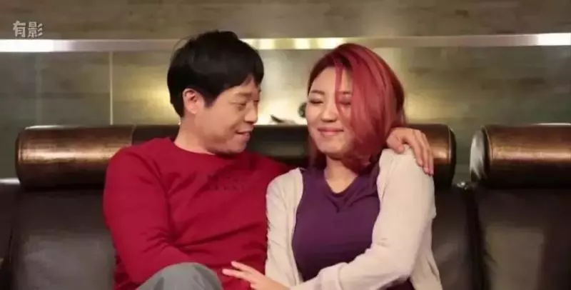 夜晚打著手電筒去哥哥房間的清純妹妹