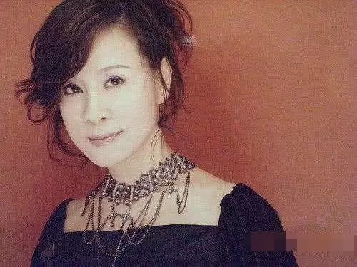 經歷女兒自殺,父親去世,兒子車禍!57歲的她竟毅然重返歌壇!