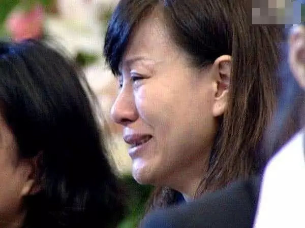 經歷女兒自殺,父親去世,兒子車禍!57歲的她竟毅然重返歌壇!