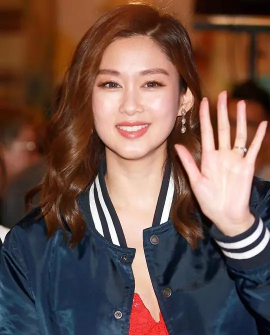 驚!神隱的岑麗香摸樣變了?!眼睛超怪和以前不一樣了?網民:快連接在一起了!