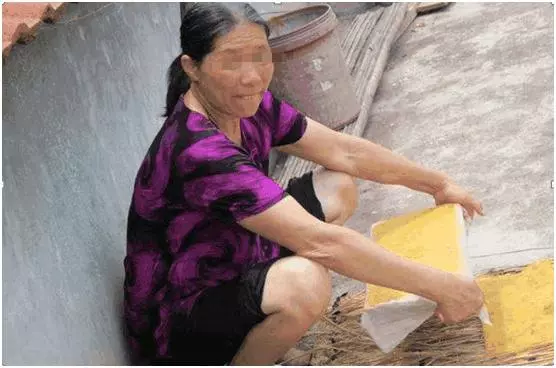 兒子帶回外國女友,婆婆小姑子故意挑毛病,女友一開口都啞了