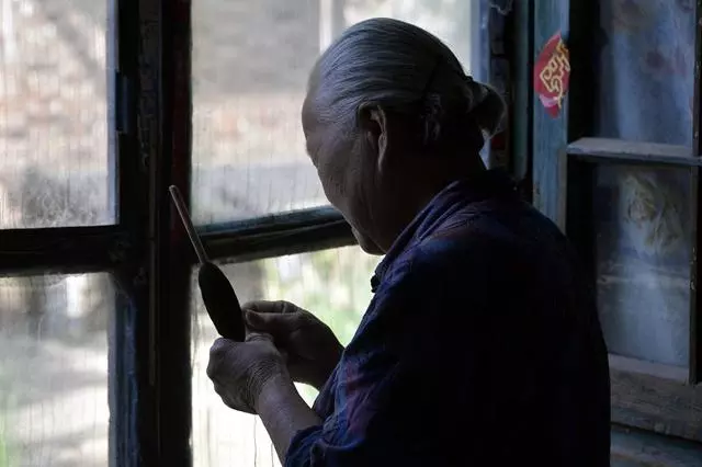 養父去世,養母把百萬家產留給我,她提一要求,第二天我就離婚了