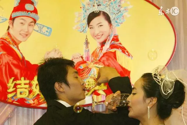 當了7年備胎的男孩轉身娶了別人,婚禮那天她抱著他後悔痛哭