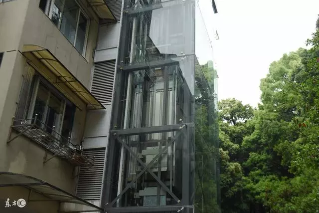 老公為方便保姆出行,花25萬給老樓裝電梯,幾天後鄰居說可惜了