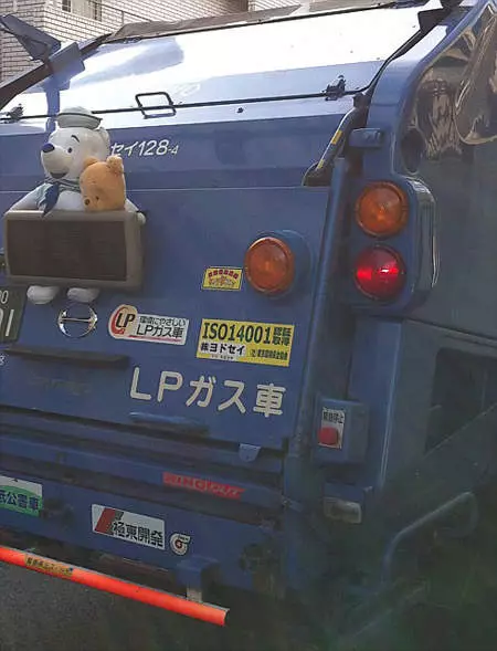 街頭驚見「垃圾車上都綁娃娃」路人超納悶,清潔阿伯「微笑說出原因」網噴淚:台灣也該學!