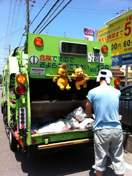 街頭驚見「垃圾車上都綁娃娃」路人超納悶,清潔阿伯「微笑說出原因」網噴淚:台灣也該學!