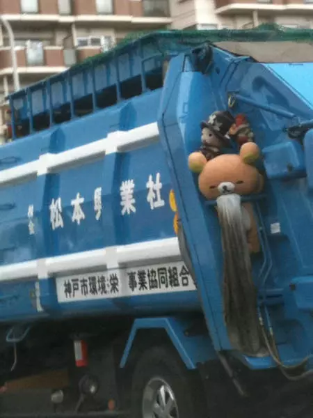 街頭驚見「垃圾車上都綁娃娃」路人超納悶,清潔阿伯「微笑說出原因」網噴淚:台灣也該學!