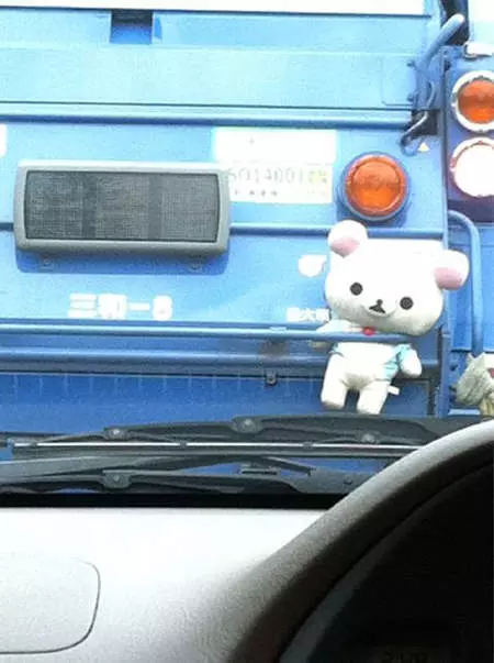街頭驚見「垃圾車上都綁娃娃」路人超納悶,清潔阿伯「微笑說出原因」網噴淚:台灣也該學!