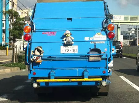 街頭驚見「垃圾車上都綁娃娃」路人超納悶,清潔阿伯「微笑說出原因」網噴淚:台灣也該學!