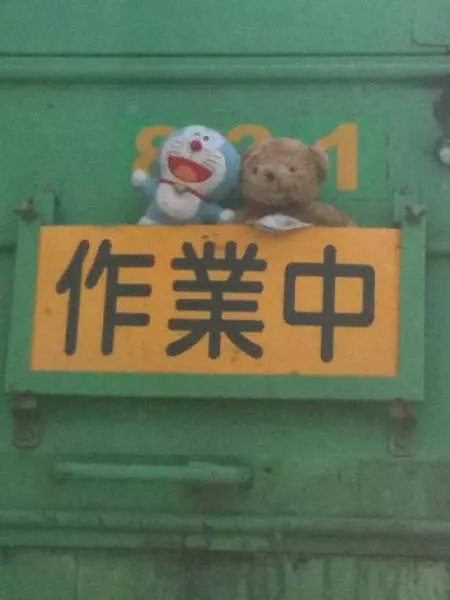 街頭驚見「垃圾車上都綁娃娃」路人超納悶,清潔阿伯「微笑說出原因」網噴淚:台灣也該學!
