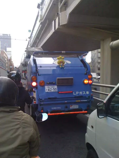 街頭驚見「垃圾車上都綁娃娃」路人超納悶,清潔阿伯「微笑說出原因」網噴淚:台灣也該學!