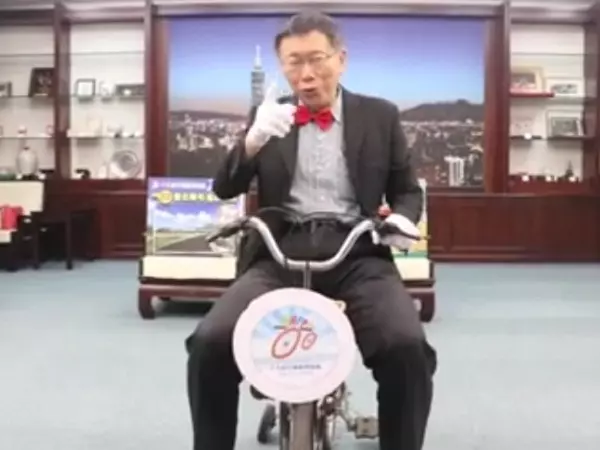 欸你旁邊坐市長!柯P「搭公車上班」裝路人,學生一轉頭發現「超驚嚇反應」讓市長秒笑噴XD - LOOKER
