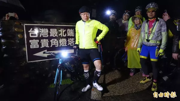 欸你旁邊坐市長!柯P「搭公車上班」裝路人,學生一轉頭發現「超驚嚇反應」讓市長秒笑噴XD - LOOKER