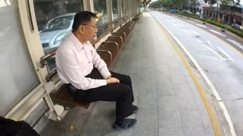 欸你旁邊坐市長!柯P「搭公車上班」裝路人,學生一轉頭發現「超驚嚇反應」讓市長秒笑噴XD - LOOKER