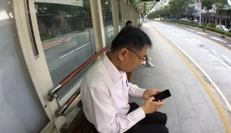 欸你旁邊坐市長!柯P「搭公車上班」裝路人,學生一轉頭發現「超驚嚇反應」讓市長秒笑噴XD - LOOKER
