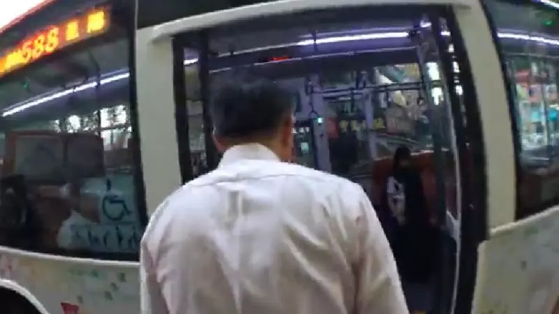 欸你旁邊坐市長!柯P「搭公車上班」裝路人,學生一轉頭發現「超驚嚇反應」讓市長秒笑噴XD - LOOKER