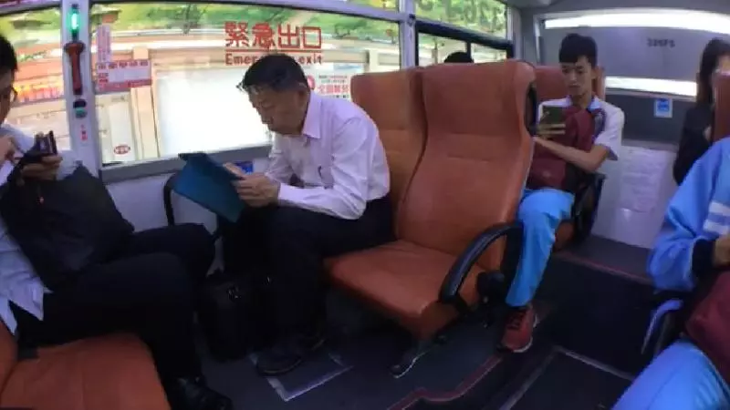 欸你旁邊坐市長!柯P「搭公車上班」裝路人,學生一轉頭發現「超驚嚇反應」讓市長秒笑噴XD - LOOKER