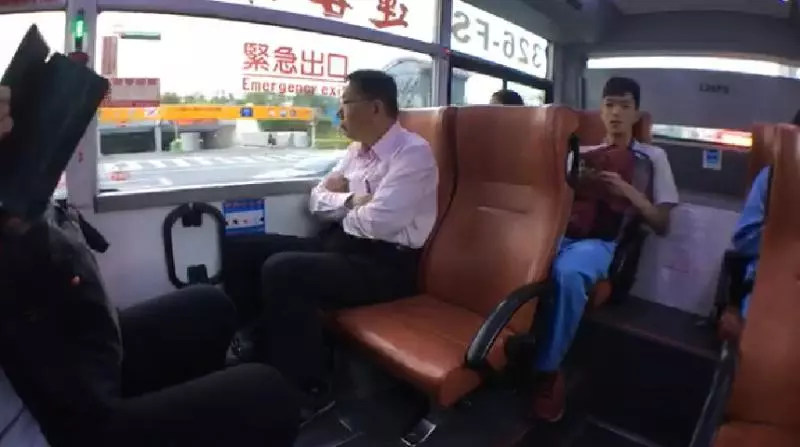 欸你旁邊坐市長!柯P「搭公車上班」裝路人,學生一轉頭發現「超驚嚇反應」讓市長秒笑噴XD - LOOKER