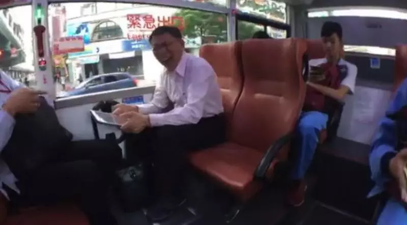 欸你旁邊坐市長!柯P「搭公車上班」裝路人,學生一轉頭發現「超驚嚇反應」讓市長秒笑噴XD - LOOKER