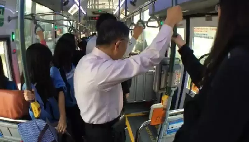 欸你旁邊坐市長!柯P「搭公車上班」裝路人,學生一轉頭發現「超驚嚇反應」讓市長秒笑噴XD - LOOKER