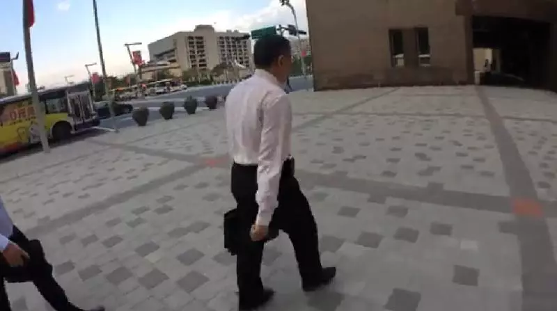 欸你旁邊坐市長!柯P「搭公車上班」裝路人,學生一轉頭發現「超驚嚇反應」讓市長秒笑噴XD - LOOKER