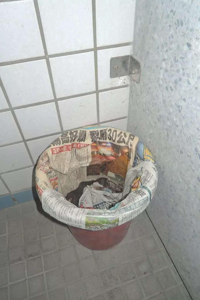 垃圾桶引來「小飛蟲纏繞」好討厭!老師傅在桶子裡放一張...果蠅就再也不來了!