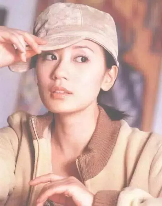20歲為父還債, 31歲遭花花公子毆打離婚, 女神44歲嫁給小她9歲的情郎