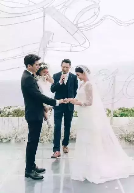 20歲為父還債, 31歲遭花花公子毆打離婚, 女神44歲嫁給小她9歲的情郎