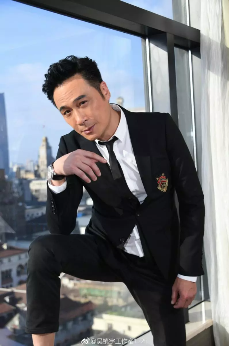 嫁給了愛情!吳鎮宇寵妻21年,老婆從來不用煮飯、做家務,如今47歲的吳太太活得像少女!
