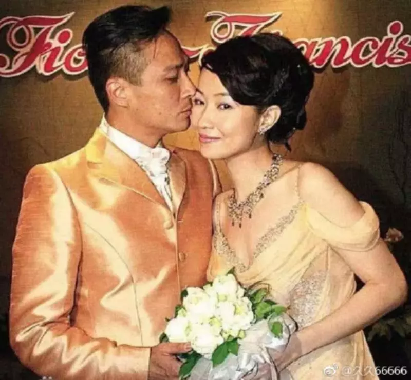 嫁給了愛情!吳鎮宇寵妻21年,老婆從來不用煮飯、做家務,如今47歲的吳太太活得像少女!