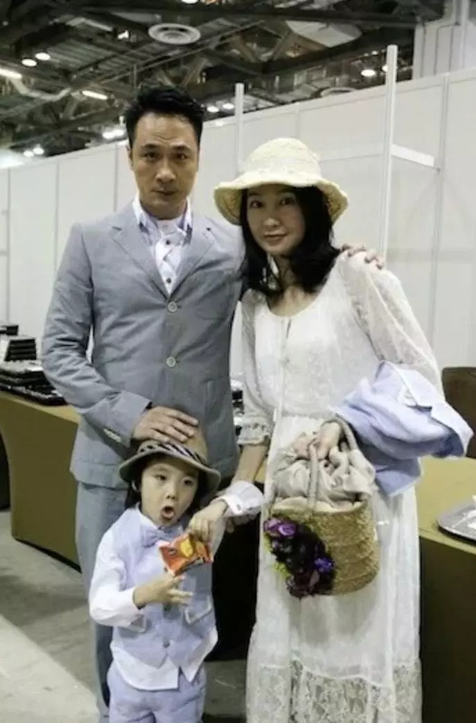 嫁給了愛情!吳鎮宇寵妻21年,老婆從來不用煮飯、做家務,如今47歲的吳太太活得像少女!