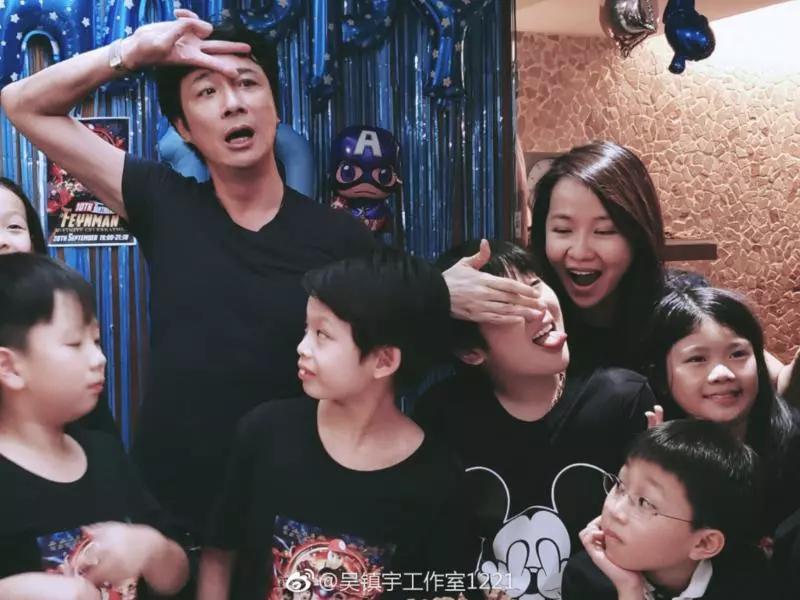 嫁給了愛情!吳鎮宇寵妻21年,老婆從來不用煮飯、做家務,如今47歲的吳太太活得像少女!