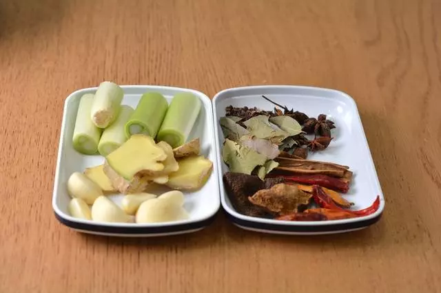 豬肘子最簡單的做法,簡單美味,好吃又不油膩,全家人都愛吃