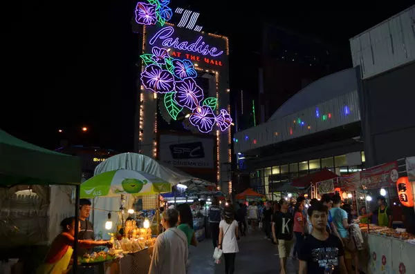 泰國·曼谷必去平民價購物廣場!這裡真的什麼都有!外面還有夜市~
