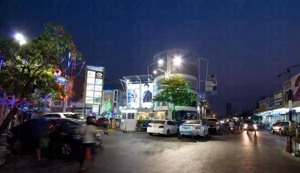泰國·曼谷必去平民價購物廣場!這裡真的什麼都有!外面還有夜市~