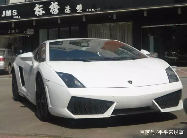 妻子去世12年,丈夫沒再娶,家門口來輛豪車,來人的話丈夫懵了