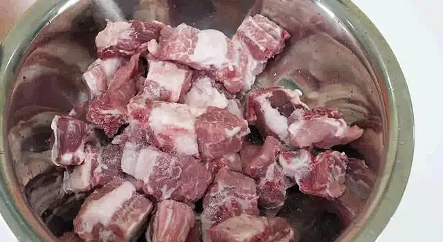 清洗排骨最正確的方法:1分鐘髒東西全跑出來,這樣煮起來會更香!