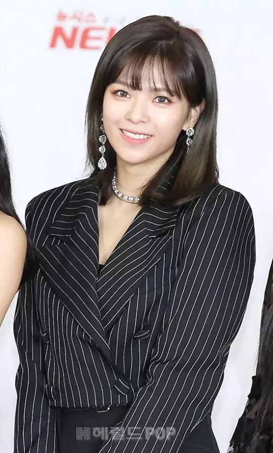 [TWICE][新聞]181128 今天也是讓人說「YES」的九兔美貌！TWICE現身「2018AAA」紅毯儀式現場
