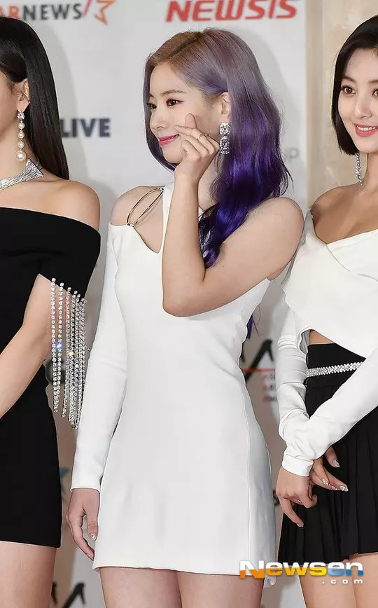 [TWICE][新聞]181128 今天也是讓人說「YES」的九兔美貌！TWICE現身「2018AAA」紅毯儀式現場